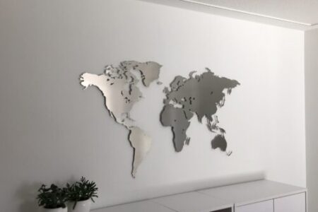 Auf dem Bild ist eine Weltkarte aus Edelstahl in einem Büro zu sehen