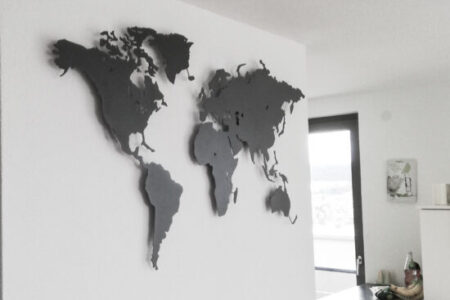 Kundenbild einer Metall Weltkarte Magnetisch in Eisenglimmer im Esszimmer mit Fenster und Küche im Hintergrund