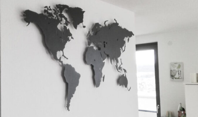 Kundenbild einer Metall Weltkarte Magnetisch in Eisenglimmer im Esszimmer mit Fenster und Küche im Hintergrund